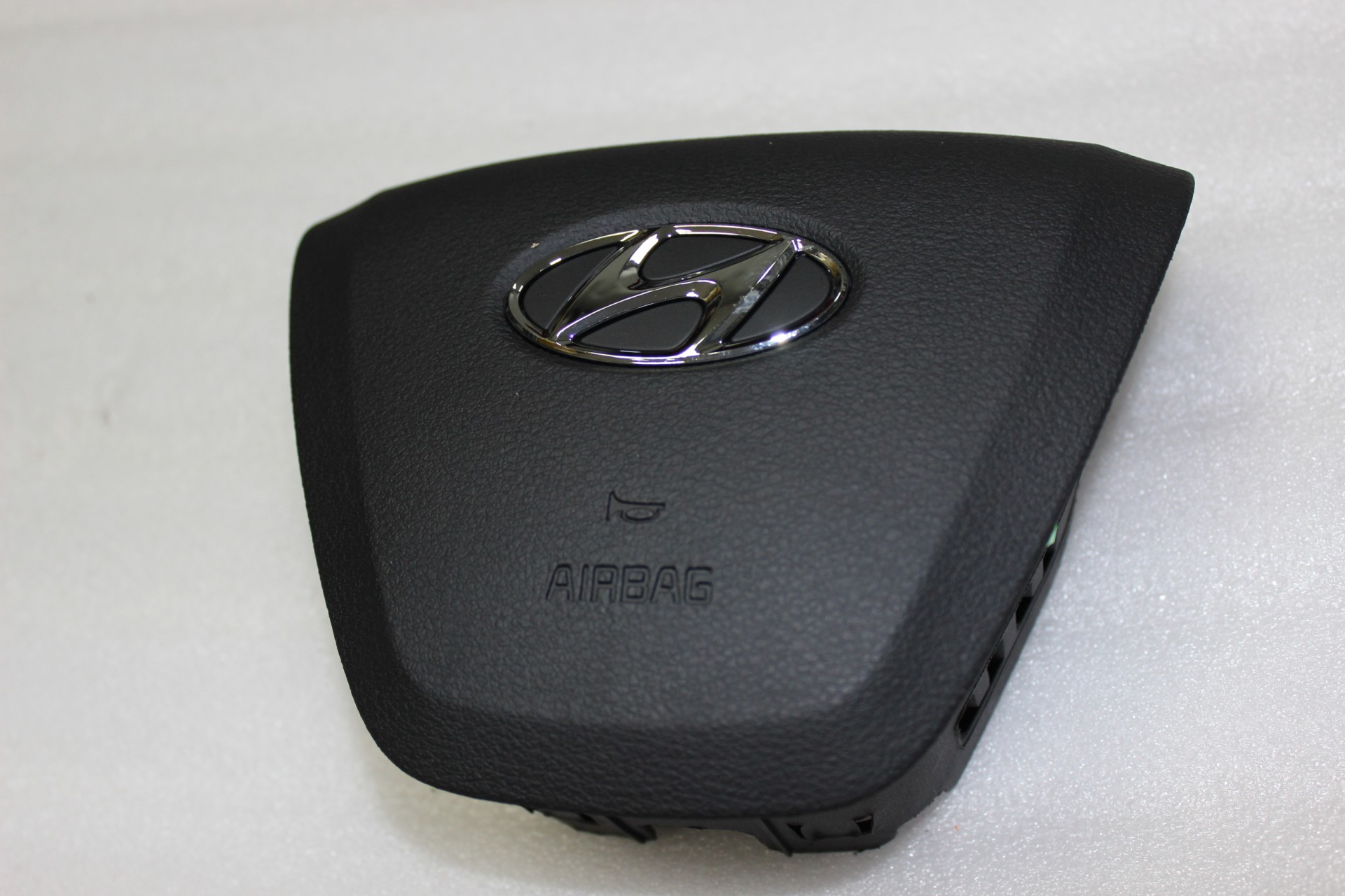 Подушки безопасности hyundai. Подушка безопасности airbag Hyundai Solaris. Солярис 2 крышка airbag артикул. Накладка на руль 2012 Hyundai Solaris. Накладка на руль Hyundai Solaris 2.